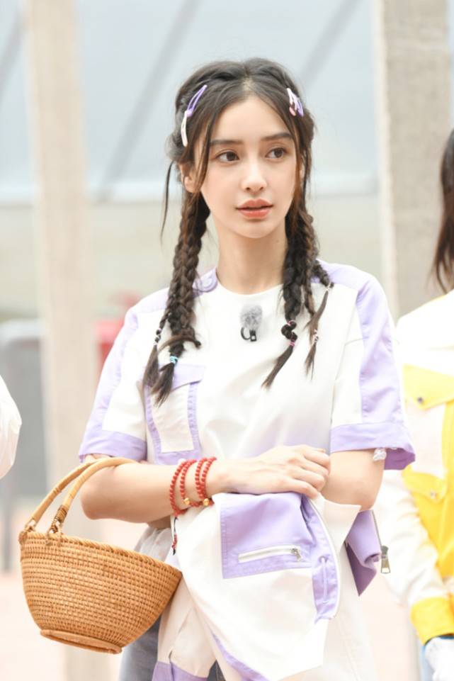 白鹿大 看不出杨颖比白鹿大5岁，同穿拼色夹克配牛仔裤，好似清纯学姐