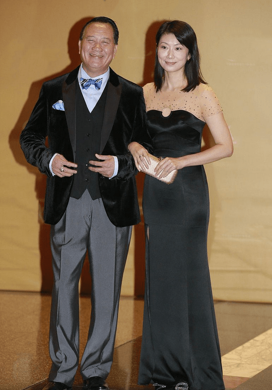 万梓良 万梓良小16岁娇妻太惊艳，穿黑裙搭斜刘海，尽显空姐端庄的气质