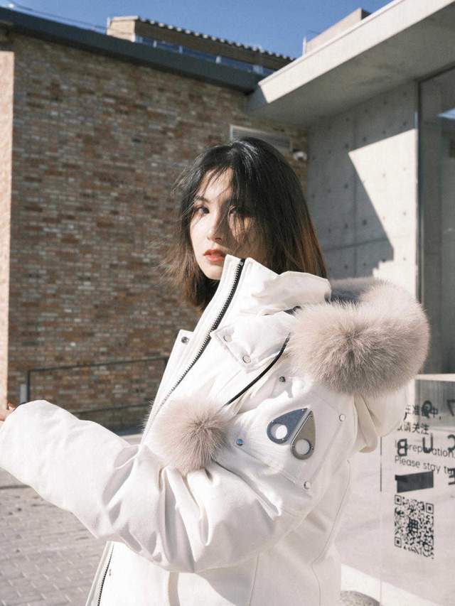 颜色 秋冬季怎么选羽绒服?挑对颜色很重要,今年这几款颜色百搭又高级