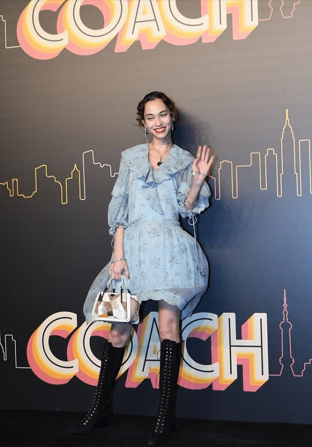 颜色 颖儿虽然身上没肉，但与日本女人并肩，却美得很有高级感很有气质