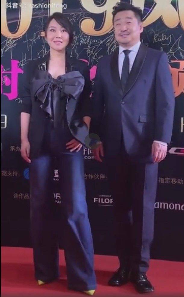 都是老不打光美颜个个真实，闫妮脸粗糙秦岚法令纹也深，都是老阿姨！