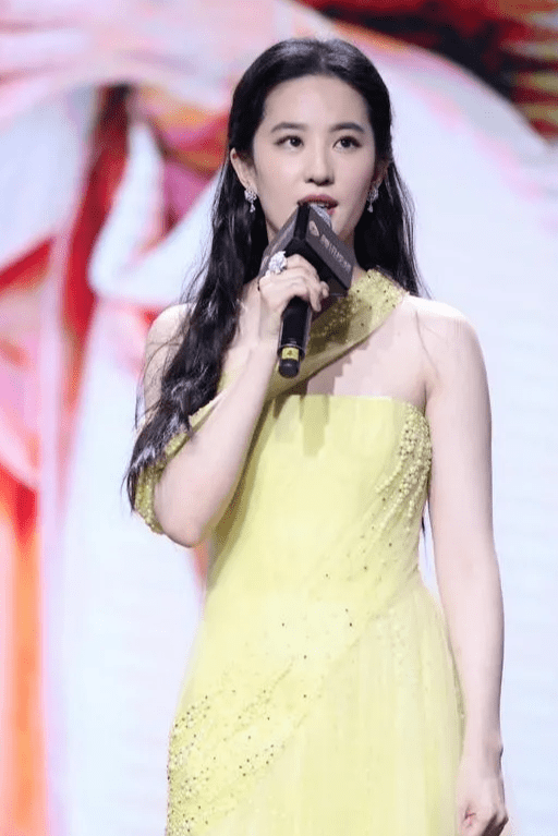 显得 刘亦菲穿钉珠礼裙太美了,淡黄色薄纱温柔浪漫,简直就像仙女下凡