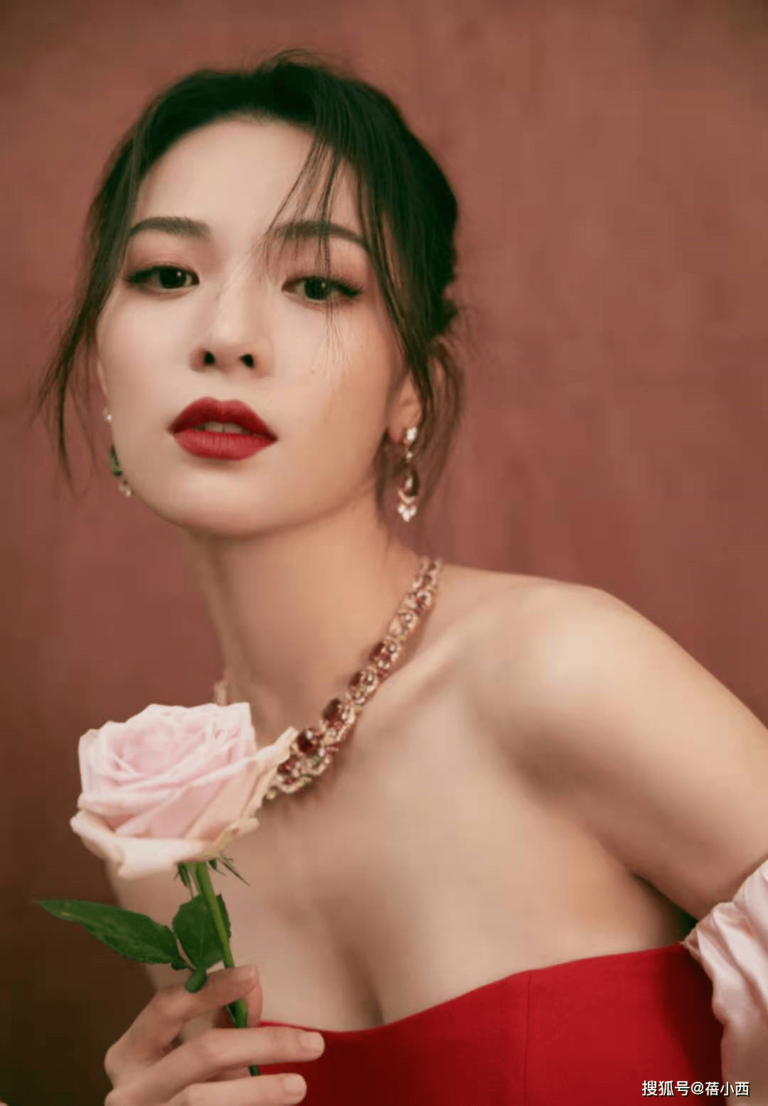 超越 钟楚曦的气场很难被超越，穿红色紧身礼服明艳照人，曲线感十足