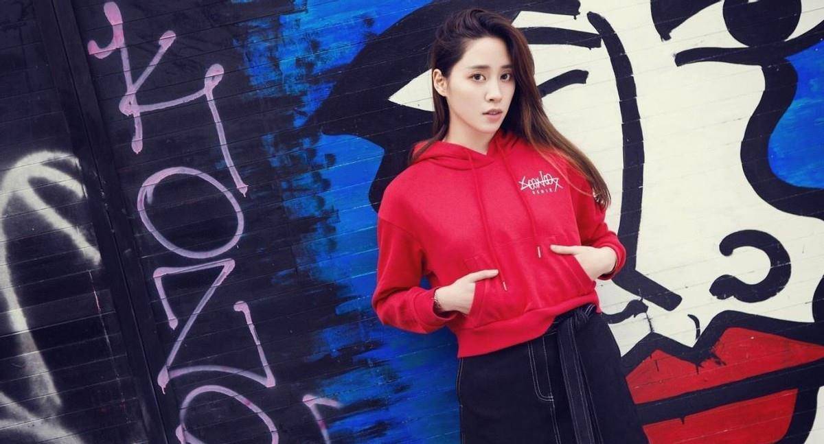 服装 欧阳娜娜的姐姐也很好看，就是审美挺一般，穿的红色服装欣赏不来