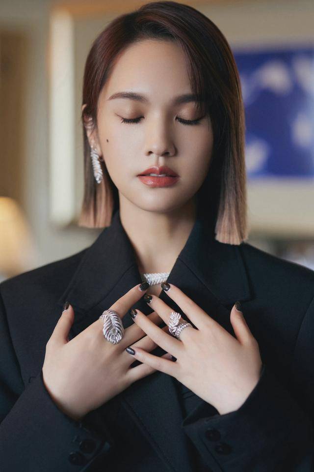 套装 杨丞琳个矮却会穿，西服套装故意露一截腰，利落干练还显高