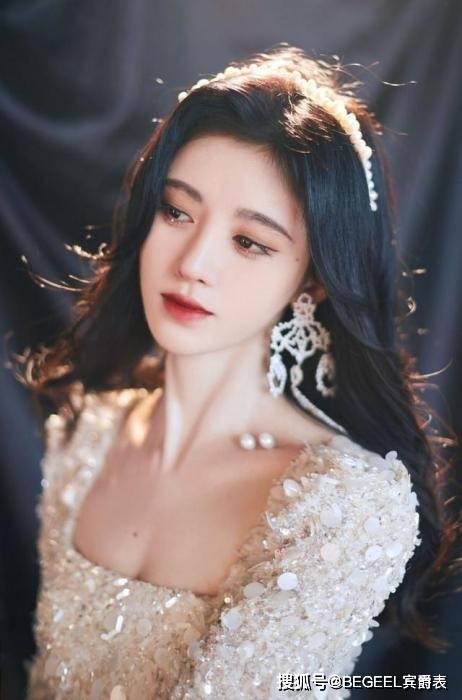 金色想做霸气又有气质的女人，先把金色搭配技巧学好！