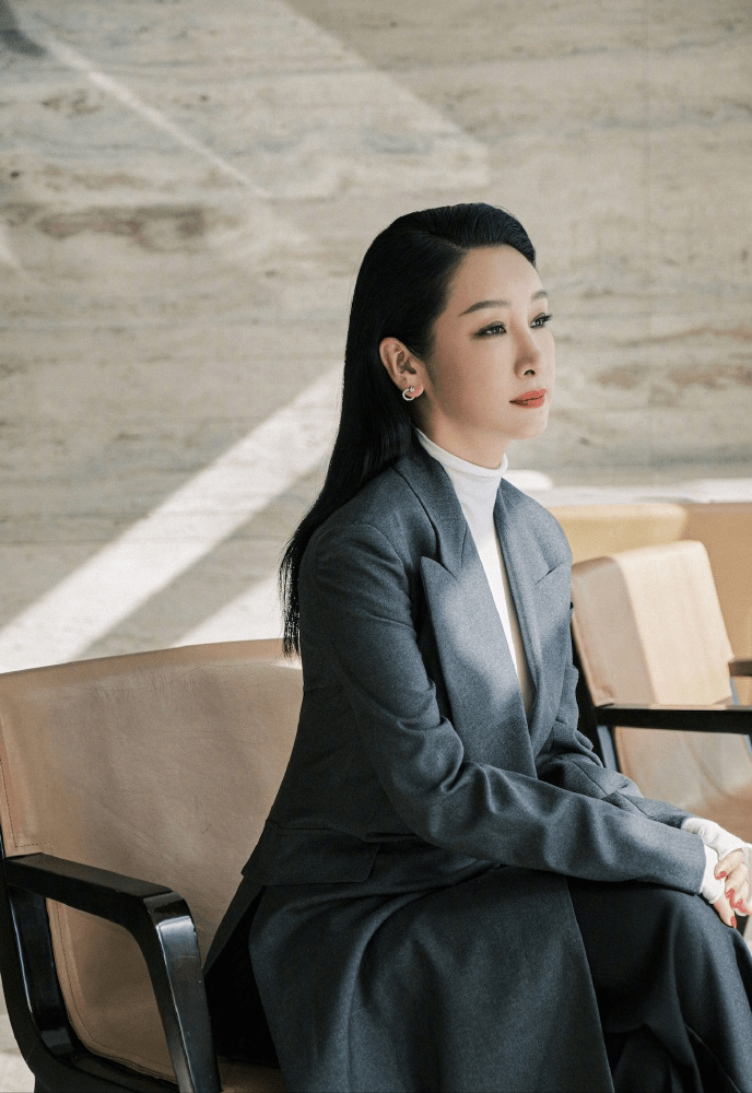 小丸子 43岁秦海璐晒秋日氛围写真，身穿毛衣温柔恬静，手捧书卷气质高级