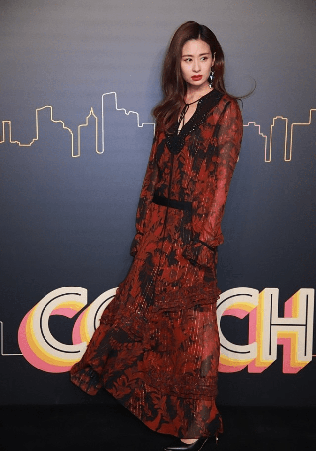 颜色 颖儿虽然身上没肉，但与日本女人并肩，却美得很有高级感很有气质