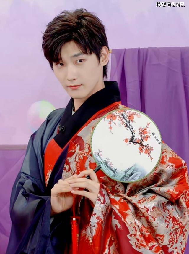 网友 “国风美少年”邢昭林，穿汉服娇羞又搞笑，网友却直言：太娘了！