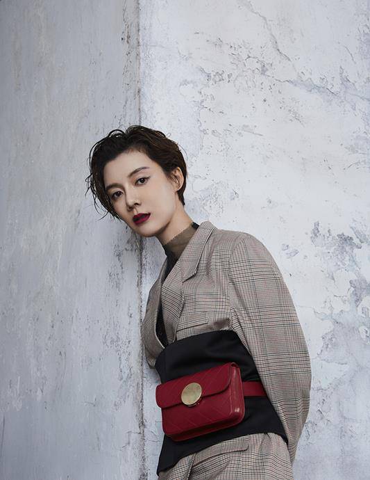 冷色 车晓穿针织衫身材平坦，虽时尚但瘦得少了女人味，还是增点肥吧