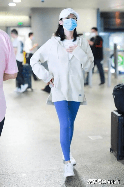 身材 郑恺老婆苗苗挺自信的，穿白色裙“挖个洞”，这“身材”果真好看