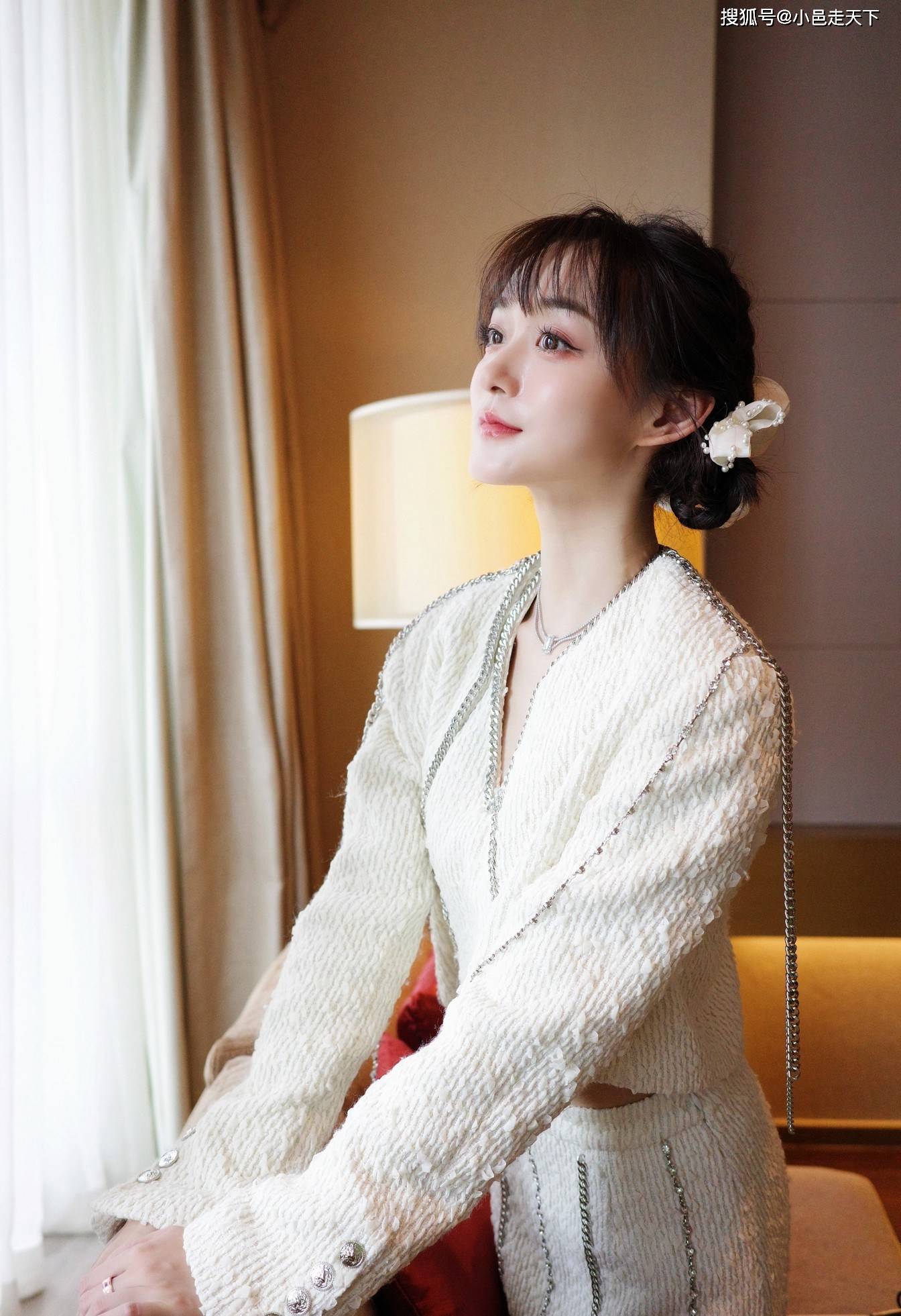 毛衣 何泓姗白色毛衣套装性感写真