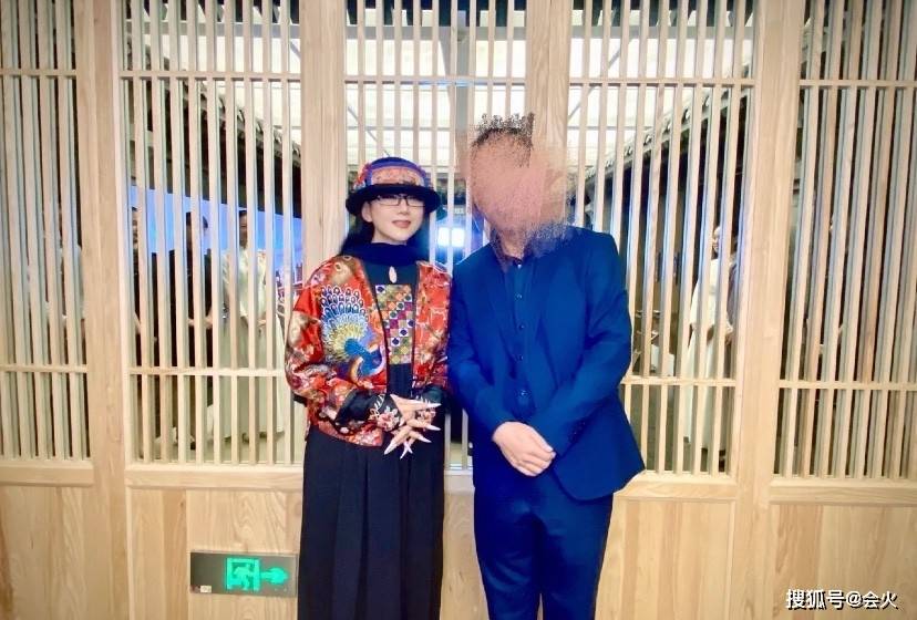 杨丽萍62岁杨丽萍吃火锅被拍！与异性合照笑容满面，打扮华丽脸仅巴掌大