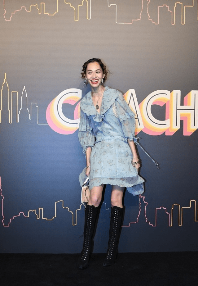 颜色 颖儿虽然身上没肉，但与日本女人并肩，却美得很有高级感很有气质