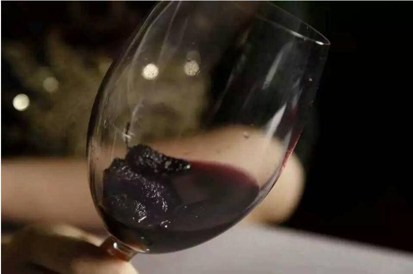 的作用|桑葚酒有什么好处？女生每天喝一杯，暖身暖心手脚不冷