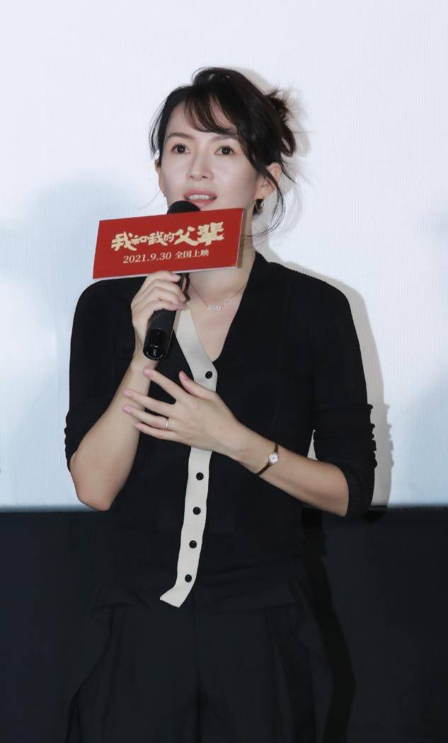 饰品 章子怡一家出游不带大女儿,儿子打扮比姐姐还娇俏,她瘦太狠显老