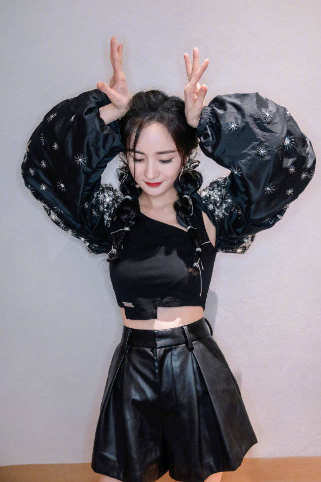 卫衣 杨幂为美太拼了！卫衣+薄纱裙秀美腿，全黑look依旧烘托出高级感