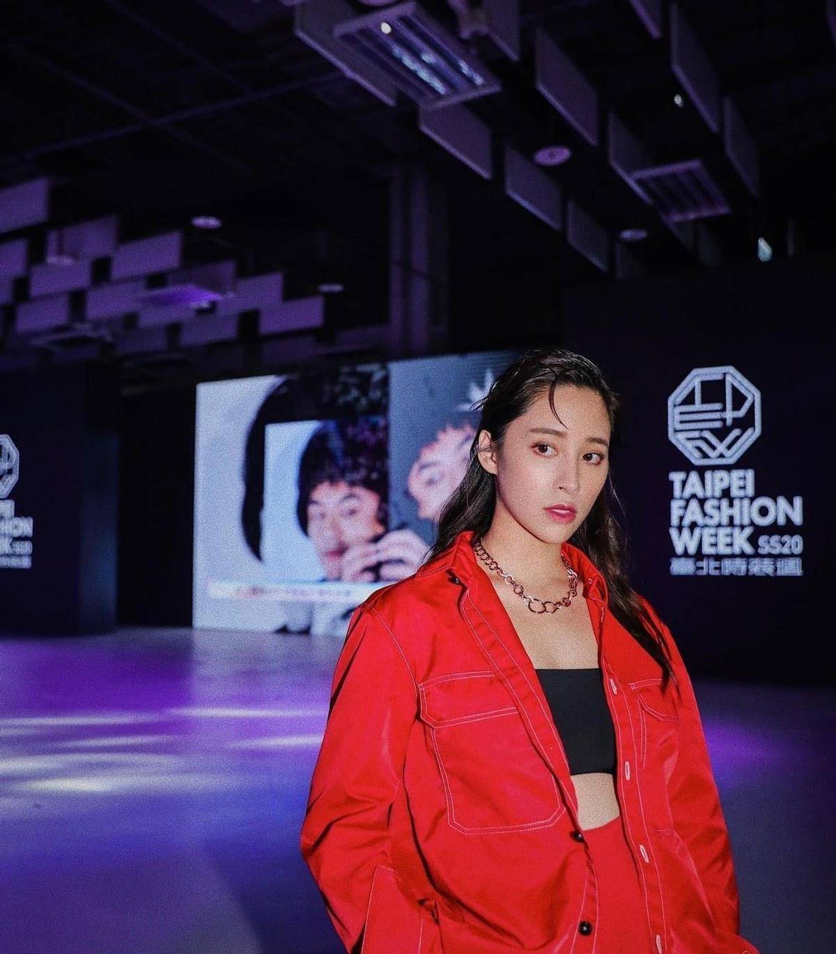 服装 欧阳娜娜的姐姐也很好看，就是审美挺一般，穿的红色服装欣赏不来