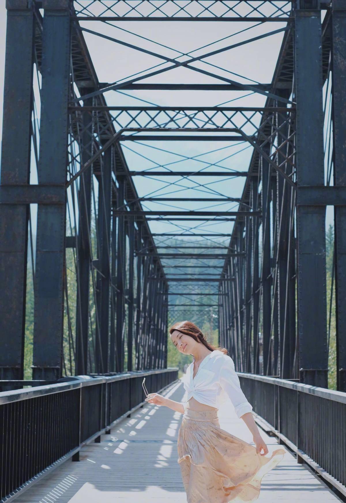 显得 陈赫的前妻真的很洒脱，旅游的时候穿上露脐装，年轻大方腰还细