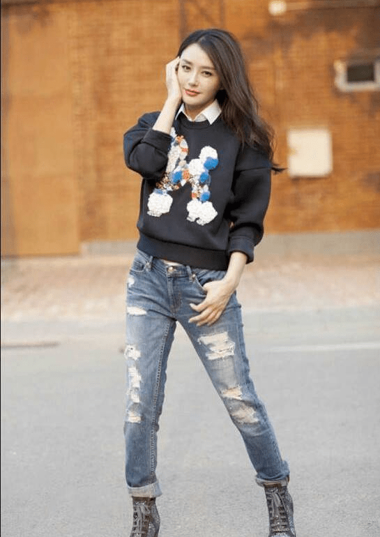 设计 撕裂风真挺考验身材的，秦岚一身裙子不保守，撕几个口子很抢镜