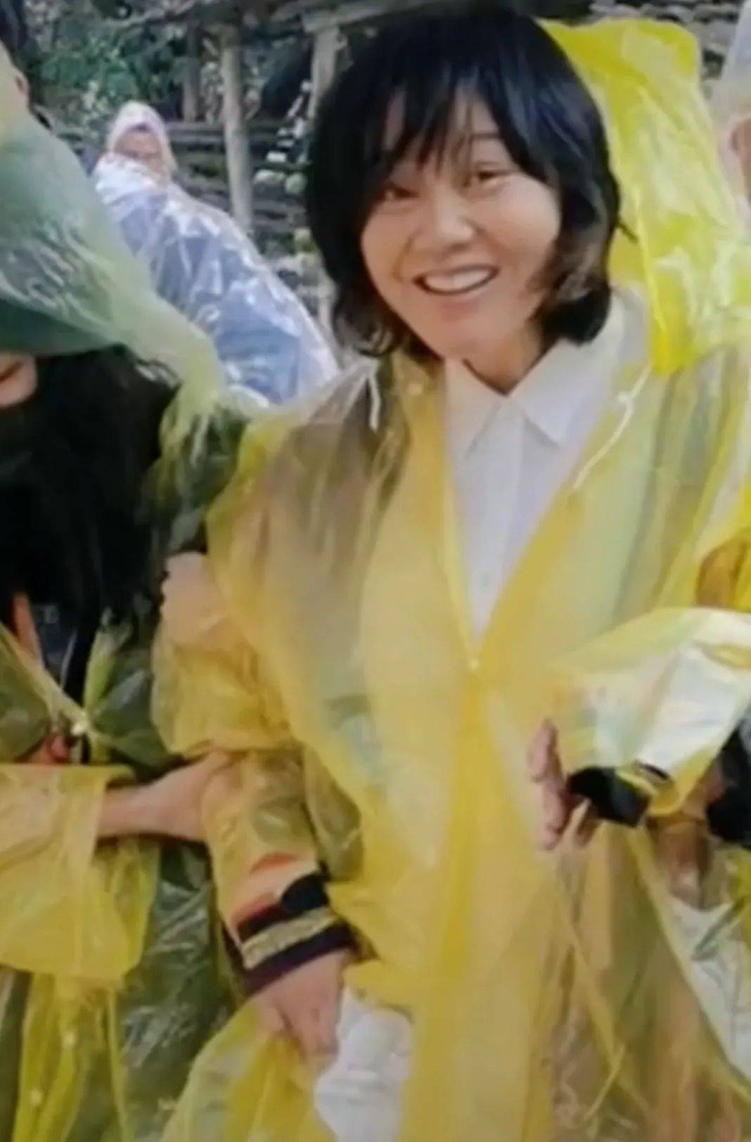都是老不打光美颜个个真实，闫妮脸粗糙秦岚法令纹也深，都是老阿姨！