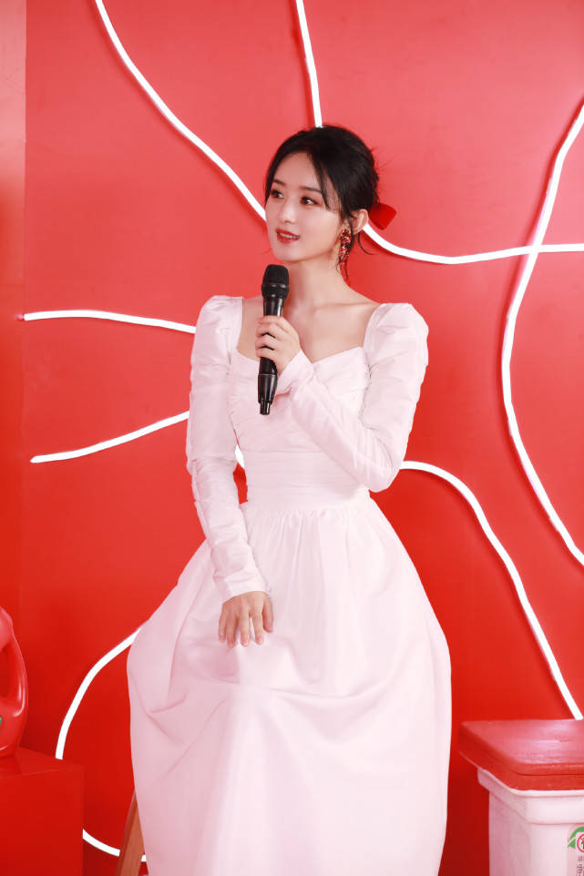 朴彩英 女明星都爱上方领单品？赵露思穿上减龄又显脸小，IU更是仙气逼人