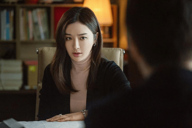 看点|《突围》12位老戏骨飙戏，靳东秦岚组CP看点足，闫妮人设颠覆往常