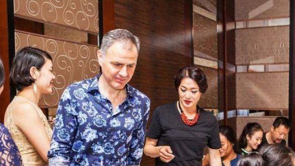 父亲|遭各大卫视卸磨杀驴，所有节目均被停播，到底是谁让金星闭上了嘴