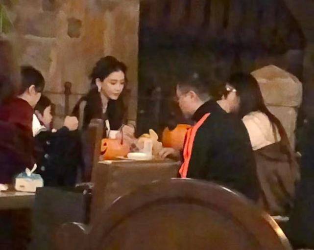 海绵 baby带娃逛迪士尼,4岁小海绵首露脸,帅气如迷你版“黄晓明”