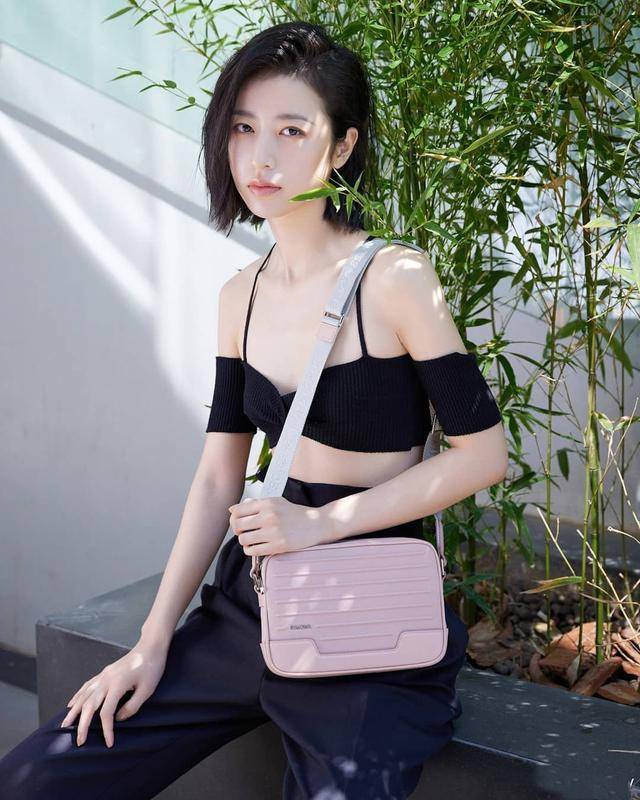 一身 周雨彤真是大胆又自信，挂脖上衣仅有“巴掌宽”，搭工装裤真帅气