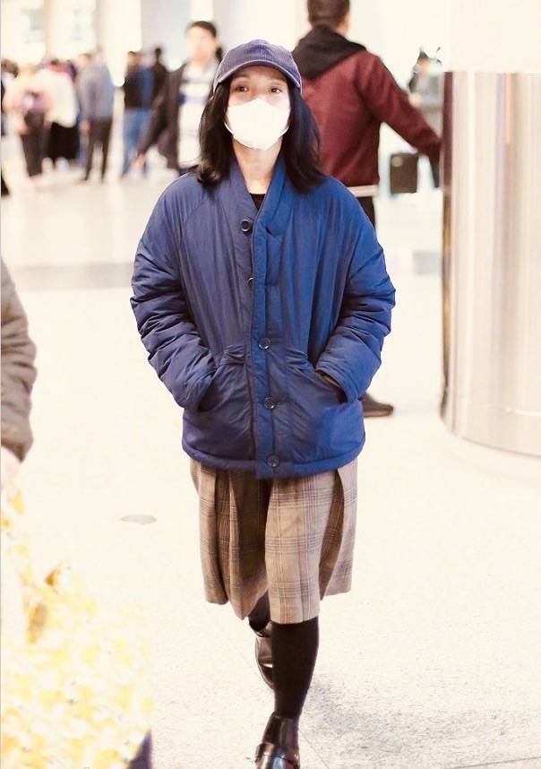 显得 周迅聚会被拍到，不打光修图普通的像个老阿姨，脸发福又土黄！