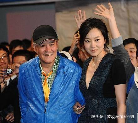 炊事班的故事|闫妮不再沉默，捅破与赵本山的“窗户纸”，难怪当了16年单亲妈