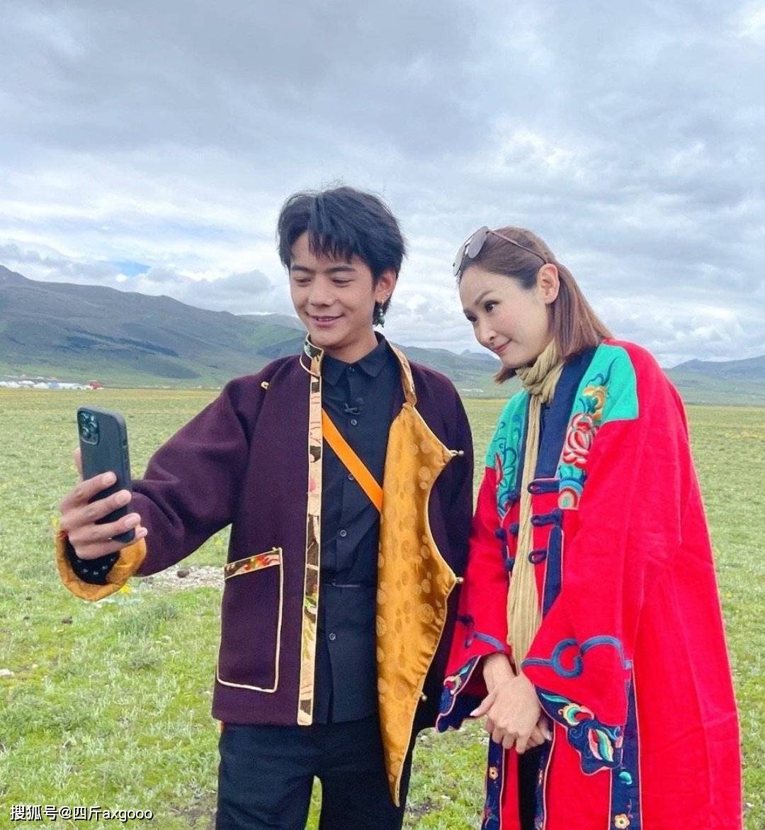 家乡|丁真接受扶贫纪录片采访，家乡收入变高，“丁真热”没有昙花一现