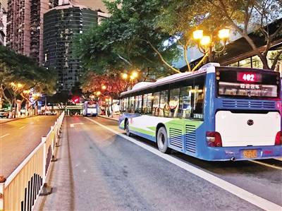 很多,希望能对我多加照顾,叮嘱完后,招生老师陪我把父亲送到公交站牌