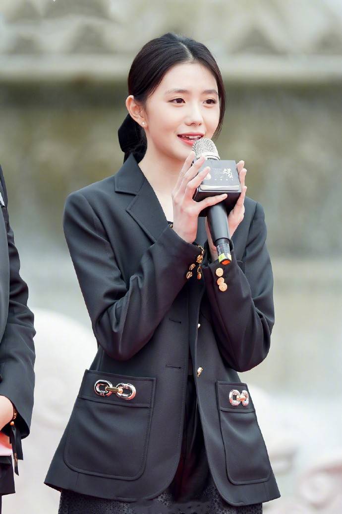 刘浩存不愧是谋女郎穿黑西装配马丁靴走红毯太帅了