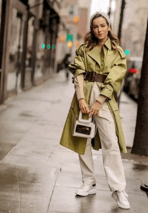 方面 穿来穿去，还是觉得“风衣”更实用，百搭耐看，还减龄显高