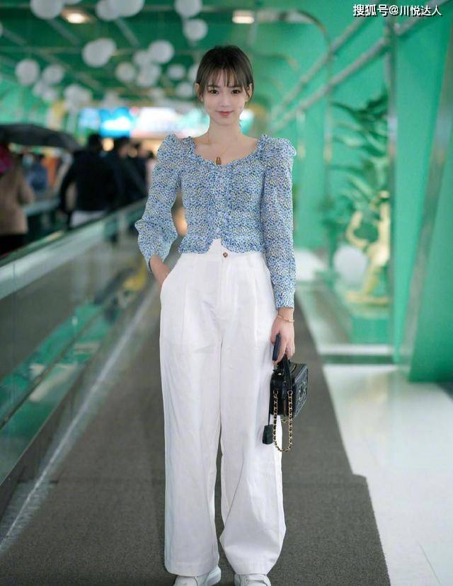 下装 总被嫌弃老土的“花衬衫”，穿对了原来这么美，比白衬衫更大气