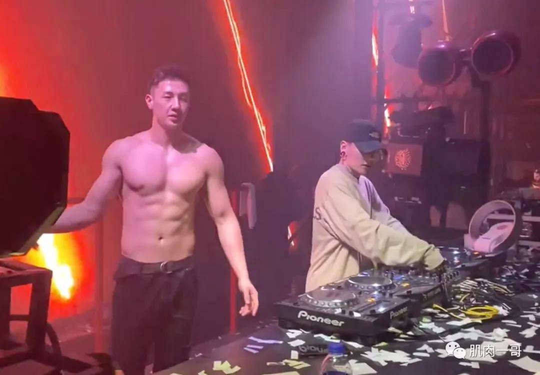 健身|194cm夜店猛男脱衣秀肉引发尖叫，这肉体谁顶得住啊
