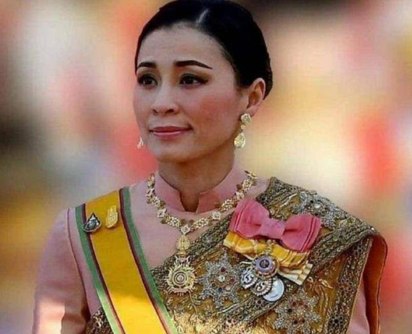 拉隆|诗妮娜成后宫黑马，击败苏提达坐上头把交椅，封后只差泰王一句话