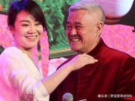 炊事班的故事|闫妮不再沉默，捅破与赵本山的“窗户纸”，难怪当了16年单亲妈