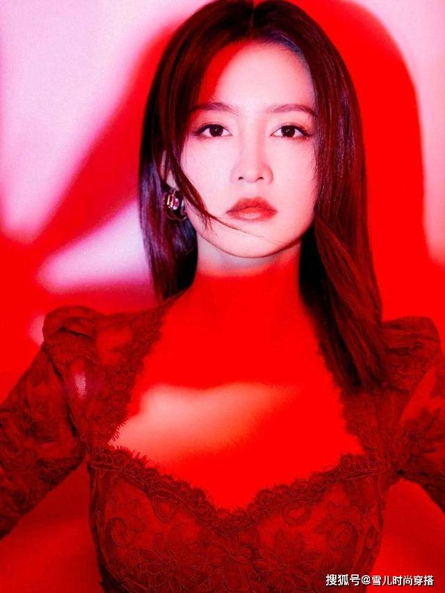 高跟鞋 被李沁的“葫芦曲线”美到了,穿红裙明艳动人,还很有名媛范