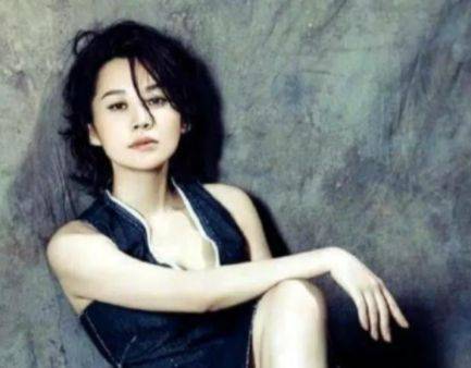 品牌 许晴身材太让人惊艳！穿紧身裙水蛇腰瞩目，生图白到发光妩媚撩人