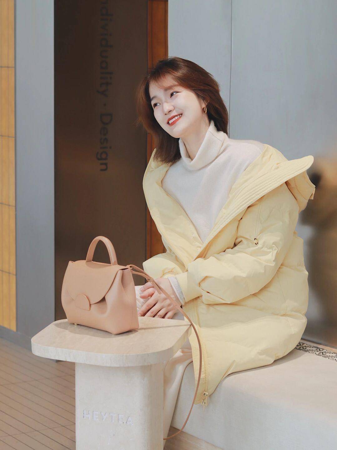 女生 秋冬穿搭指南!奶黄色连帽棉服+白色高领毛衣,保暖又时髦