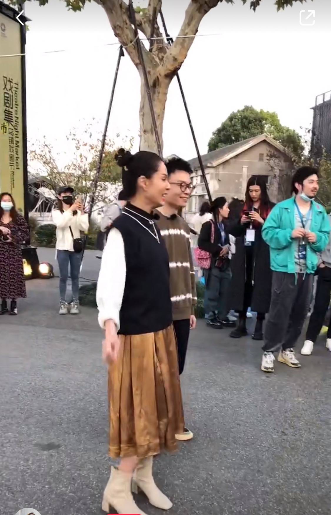 感觉在乌镇集市偶遇李若彤，眼睛凹陷发腮明显，但60+也能穿的时髦！