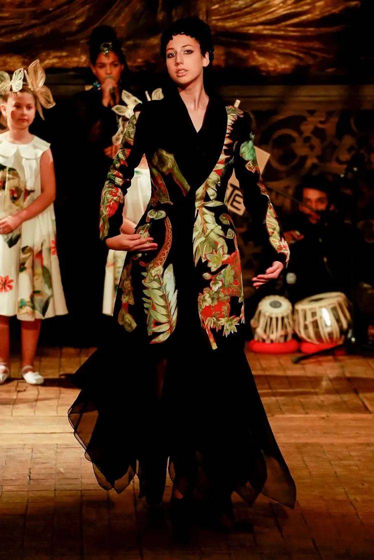 戏剧性 如此戏剧性的舞台表演,原来都是时装秀!