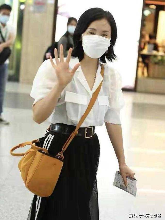 傲人 陶虹厉害了，49岁仍有傲人身材，穿泡泡袖衬衫也不显胖