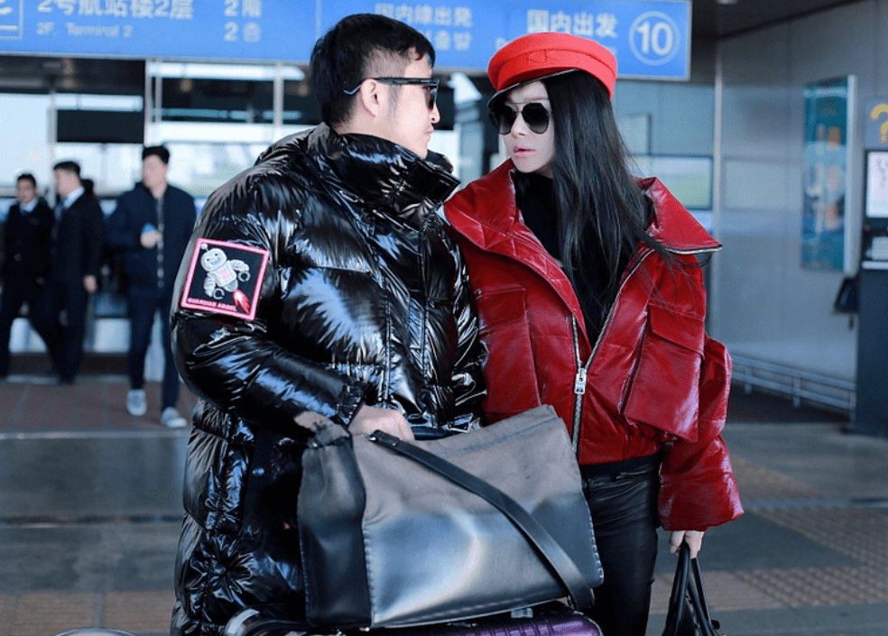 黑色 冉莹颖邹市明潮范十足,穿羽绒服十指紧扣走机场,俊男靓女太吸睛