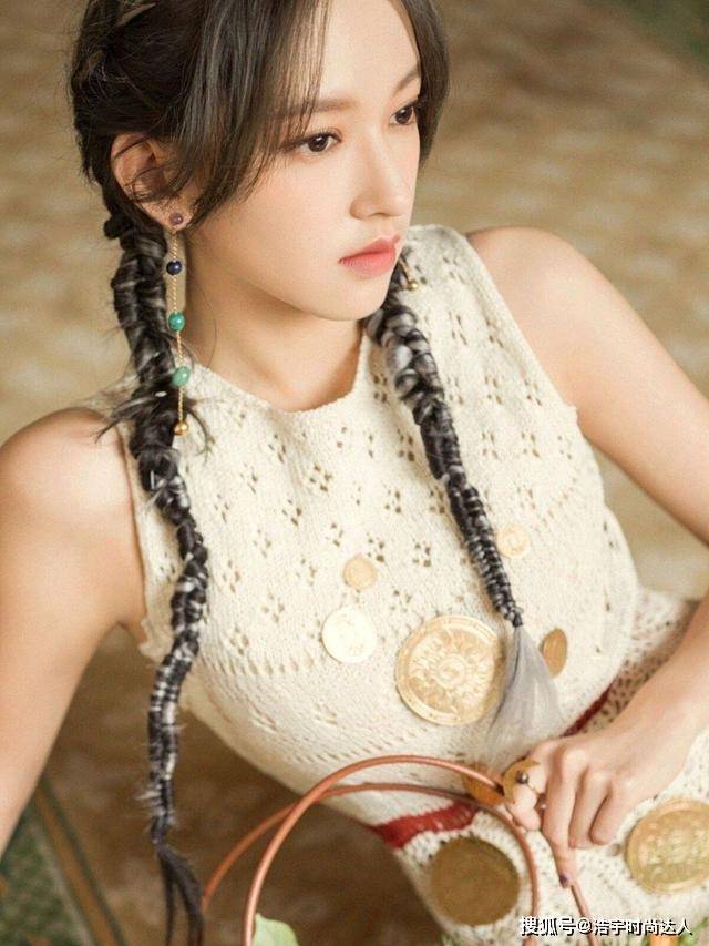 图案 程潇这身造型太吸睛，镂空设计显身材，比例很优越