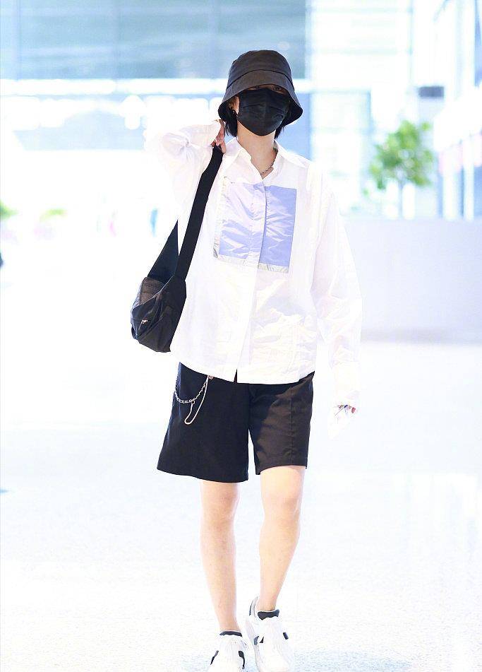 中性 华为小公主姚安娜风格大变,中性风走机场认不出,比男明星还帅气