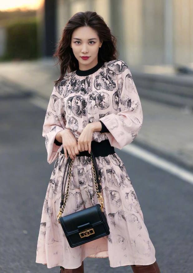 舞台 王霏霏为秀腿,穿的裤子只有1厘米,这谁驾驭得了